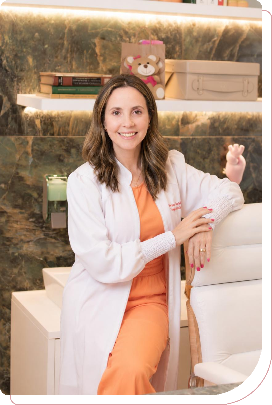 Dra. Bruna Carapeba em seu consultório de cardiologia pediátrica em Moema, São Paulo